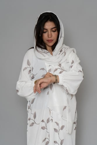 عباية بيضاء مع خياطة يدوية على القماش 6057