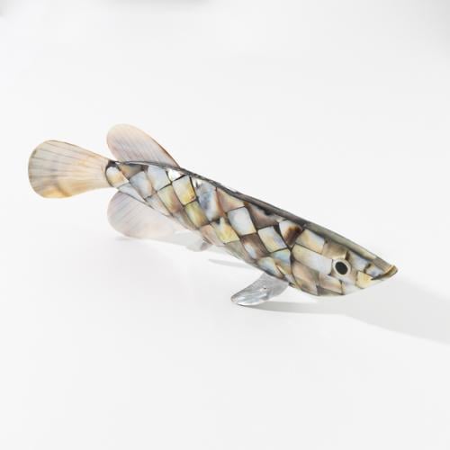 تحفه خشبيه على شكل سمكه مصنوعة من اللؤلؤ