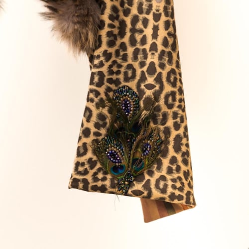 سكارف شامواه الثقيل مع فرو مطعّم بالكرستال الفاخر...