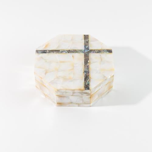 صندوق ثقيل من الرخام الفاخر ملبّس داخليا بالمخمل