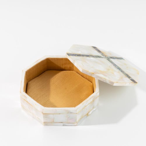 صندوق ثقيل من الرخام الفاخر ملبّس داخليا بالمخمل