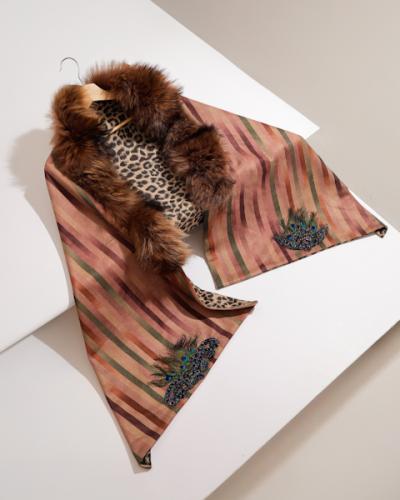 سكارف شامواه الثقيل مع فرو مطعّم بالكرستال الفاخر...