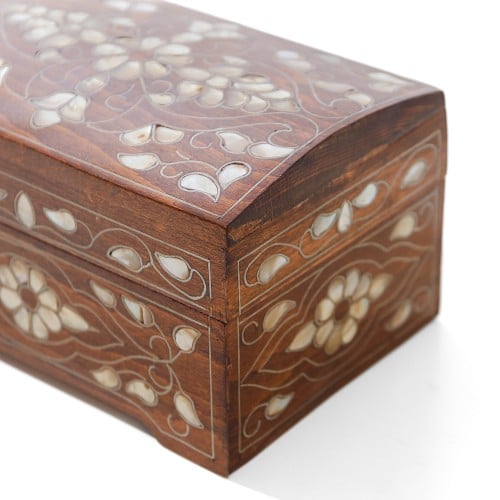 صندوق خشبي مصدّف بني اللون