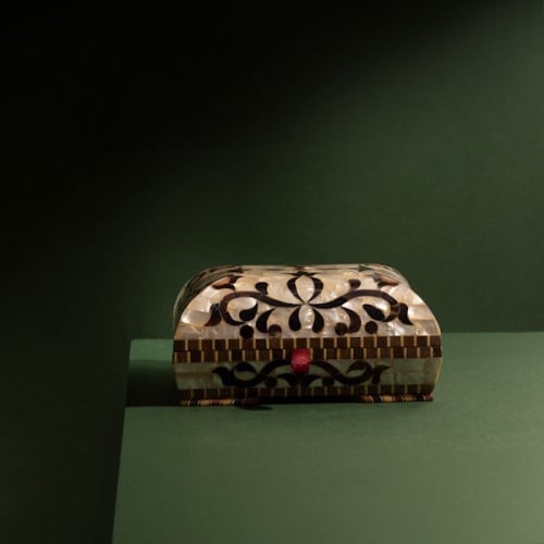 تحفة من خشب الزان مطعمه بالصدف البحري