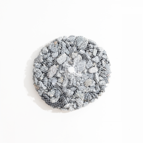 قطع حجريه باللون الرمادي لرفع وتهوية الفحم والعود