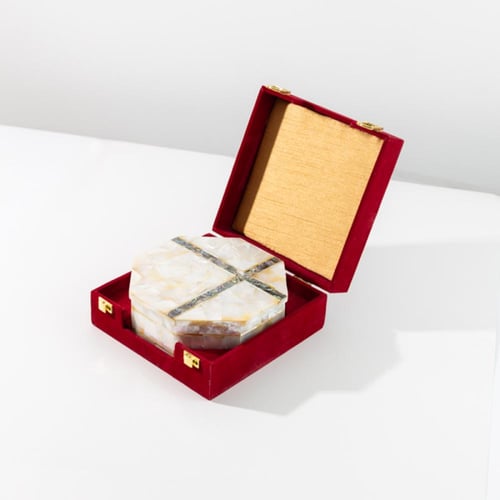 صندوق ثقيل من الرخام الفاخر ملبّس داخليا بالمخمل