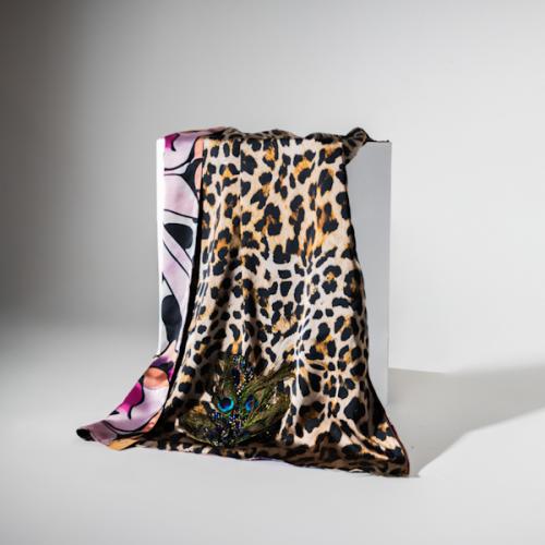 سكارف حرير فاخر مطعّم بالكرستال الفاخر دبل فيس