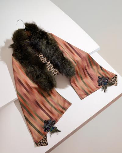 سكارف شامواه الثقيل مع فرو مطعّم بالكرستال الفاخر...