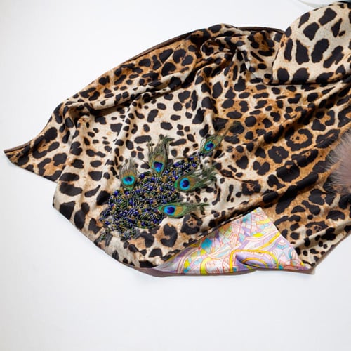 سكارف حرير بالفورير مطعّم بالكرستال الفاخر دبل فيس