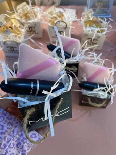 توزيعات روج + اسفنجة مكياج بالحبه