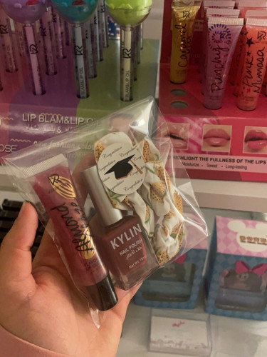 هدية تخرج : قلوس ، ربطه ، مناكير