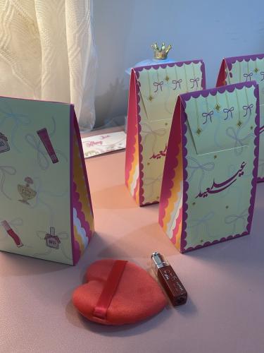 12 بوكس يحتوي على 12 قلوس ميني و إسفنجه قلب