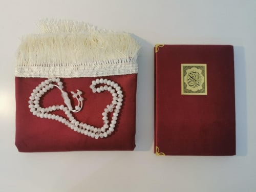 سجادة مع قران - لون احمر