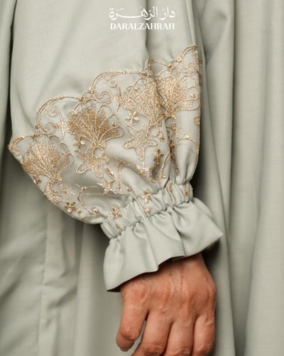 طقم صلاة .. سجادة مخملية مع لباس نص كلوش