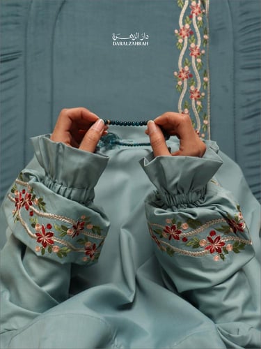 طقم صلاة .. سجادة مخملية مع لباس نص كلوش