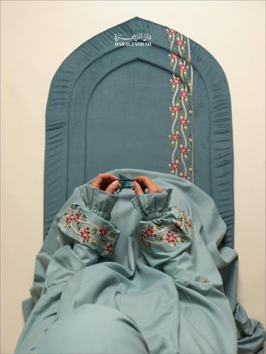 طقم صلاة .. سجادة مخملية مع لباس نص كلوش