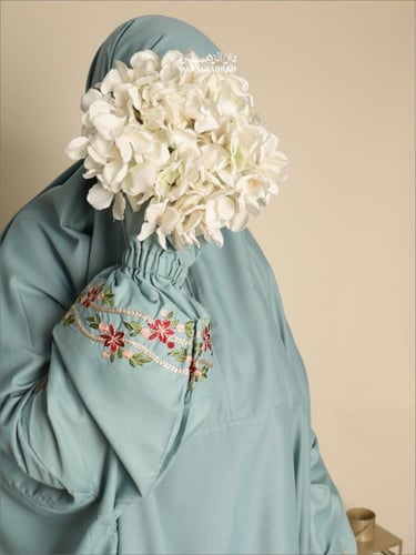 طقم صلاة .. سجادة مخملية مع لباس نص كلوش