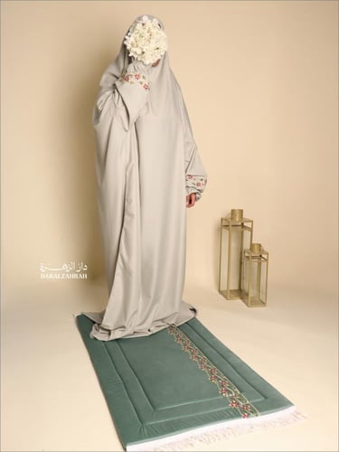 طقم صلاة .. سجادة مخملية مع لباس نص كلوش