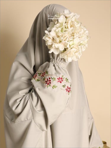 طقم صلاة .. سجادة مخملية مع لباس نص كلوش