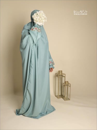 طقم صلاة .. سجادة مخملية مع لباس نص كلوش