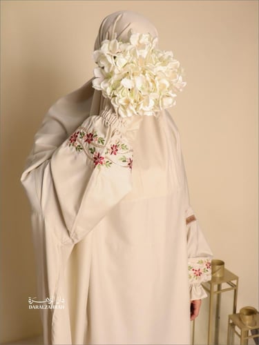 طقم صلاة .. سجادة مخملية مع لباس نص كلوش