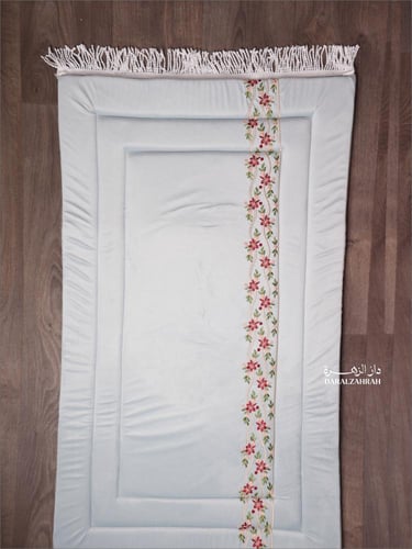 طقم صلاة .. سجادة مخملية مع لباس نص كلوش