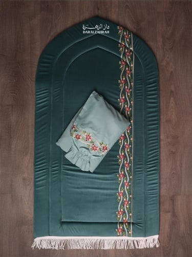 طقم صلاة .. سجادة مخملية مع لباس نص كلوش