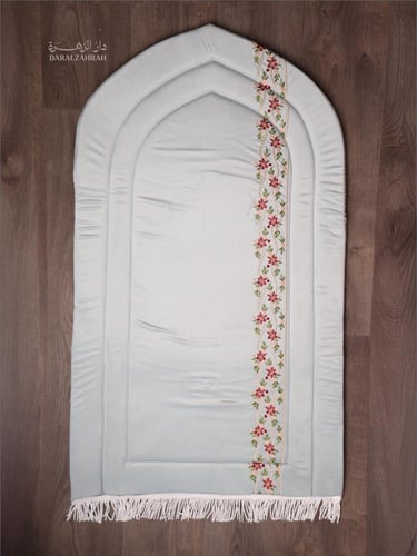 طقم صلاة .. سجادة مخملية مع لباس نص كلوش