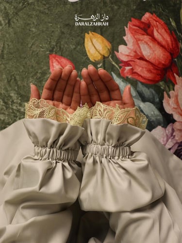 طقم صلاة .. سجادة مخملية مع لباس نص كلوش