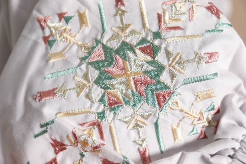 لباس صلاة مطرز موديل نصف كلوش- رمادي فاتح