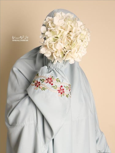 طقم صلاة .. سجادة مخملية مع لباس نص كلوش