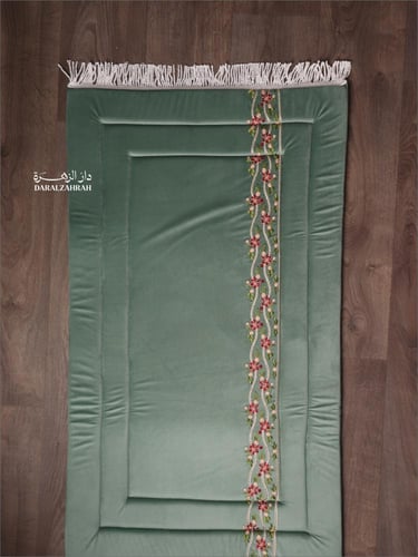 طقم صلاة .. سجادة مخملية مع لباس نص كلوش