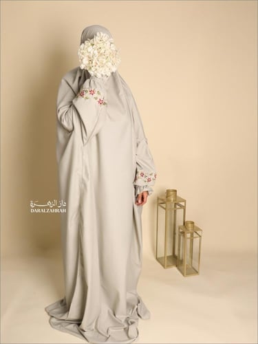 طقم صلاة .. سجادة مخملية مع لباس نص كلوش