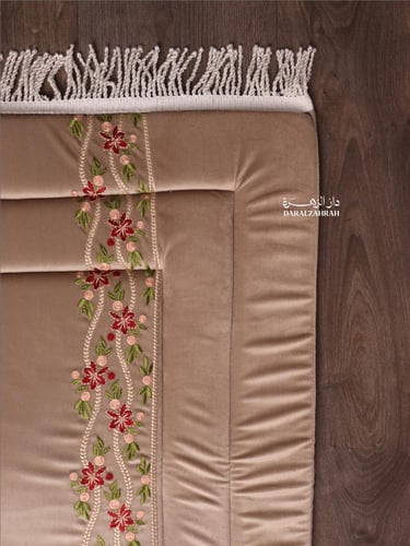 طقم صلاة .. سجادة مخملية مع لباس نص كلوش