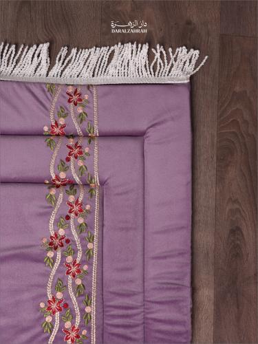 سجادة صلاة مبطنة ومطرزة