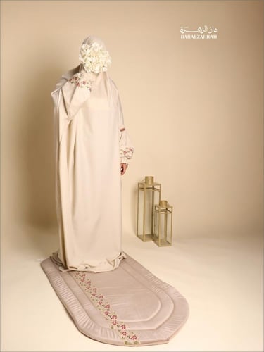 طقم صلاة .. سجادة مخملية مع لباس نص كلوش