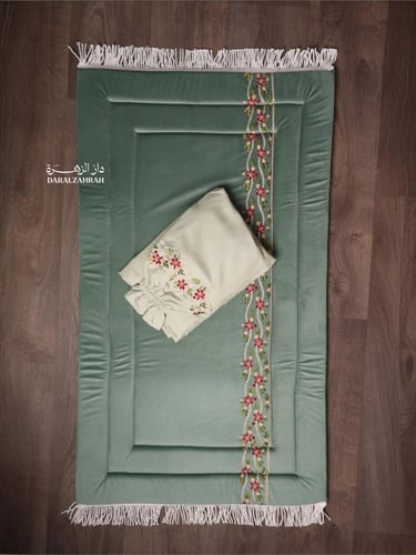 طقم صلاة .. سجادة مخملية مع لباس نص كلوش