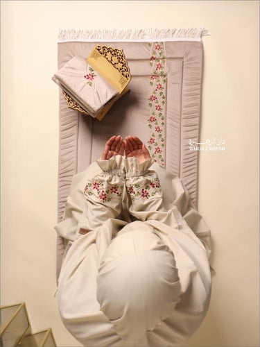 طقم صلاة .. سجادة مخملية مع لباس نص كلوش