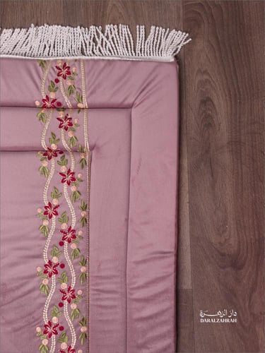 طقم صلاة .. سجادة مخملية مع لباس نص كلوش