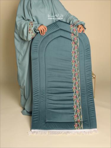 طقم صلاة .. سجادة مخملية مع لباس نص كلوش