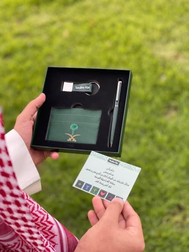 بوكس المحفظة والقلم والميدالية