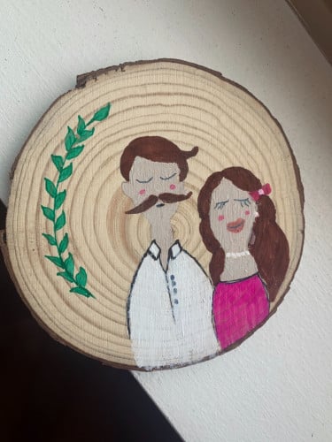 قاعدة خشبية صغيرة مع رسمة
