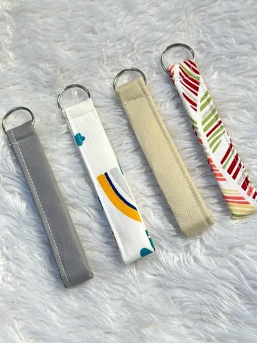 ميدالية مفاتيح قماشية بألوان متنوعة