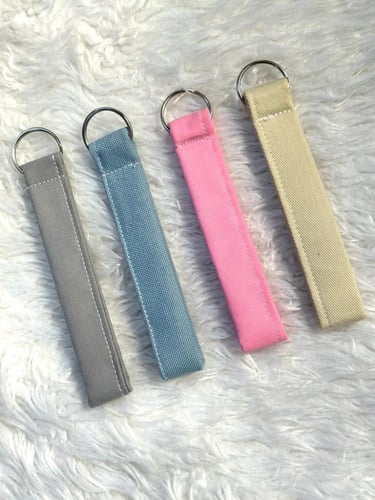 ميدالية مفاتيح قماشية بألوان متنوعة