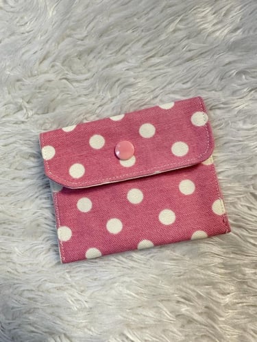 حقائب قماشية بألوان مختلفة