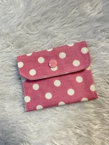 حقائب قماشية بألوان مختلفة