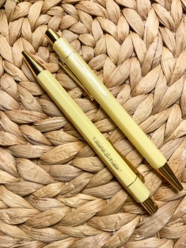 قلم حبر ازرق جاف بعبارة متفردة بكل تفاصيلك