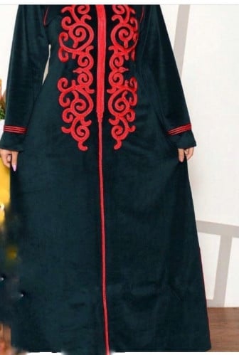 جلابية تصميم مغربي مطرز بالقيطان