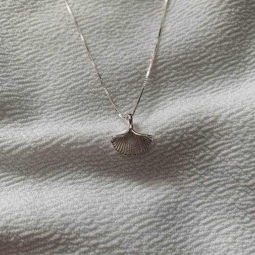 سلسال فضة بشكل صدفة