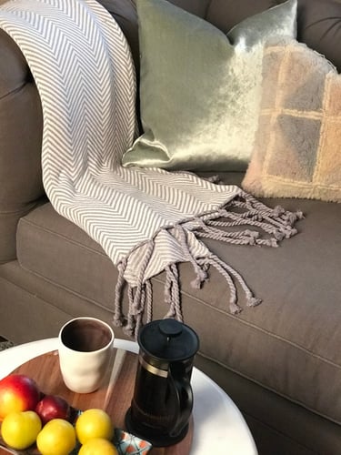 بطانية تشيفرون رمادي محبوكة مزينة بأهداب مبرومة